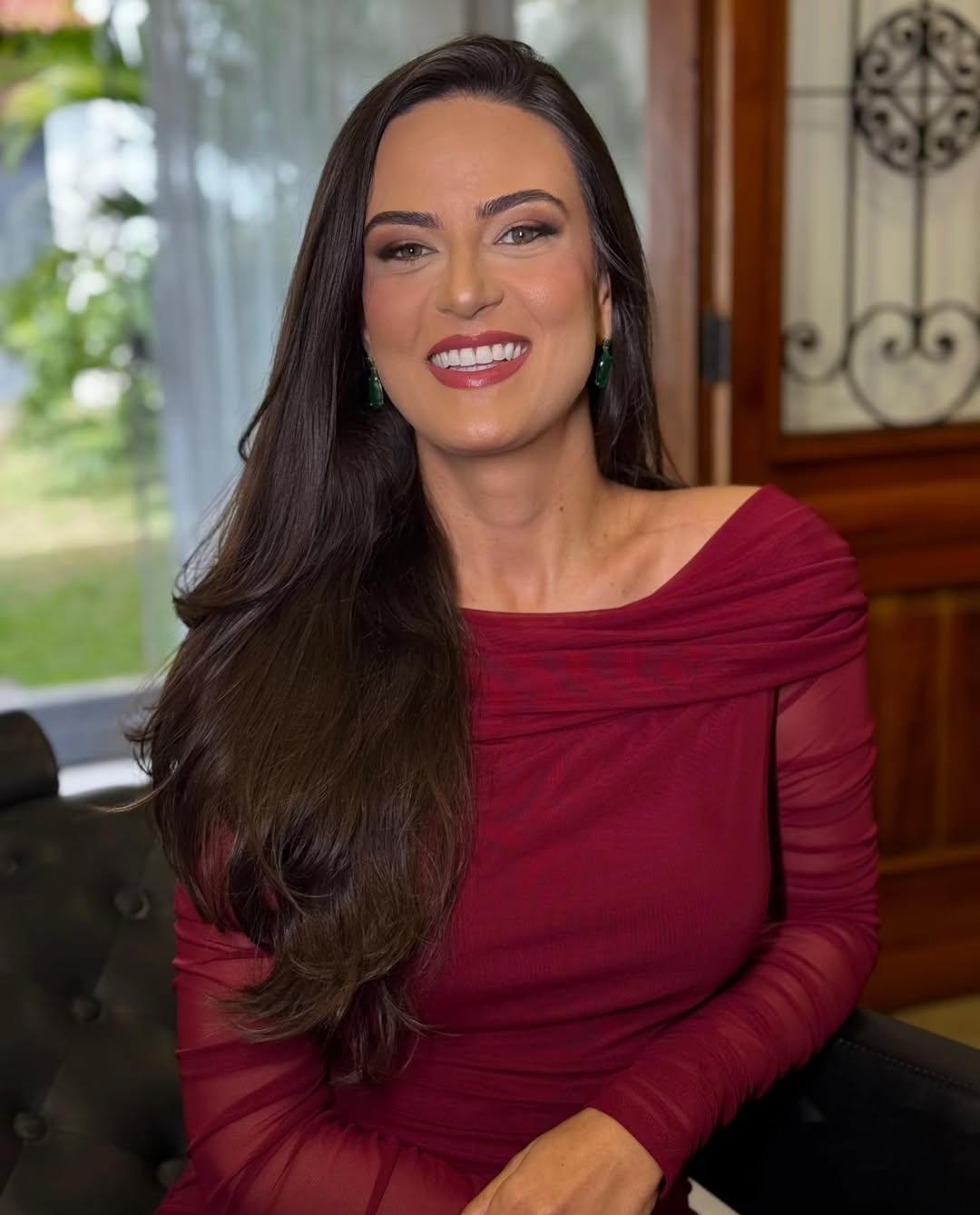 Foto de Nayara Gomes com roupa vinho